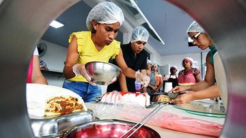 Uma das opções de curso é a de fabricação de panetones e doces natalinos - Amauri Pinilha/Prefeitura de Praia Grande