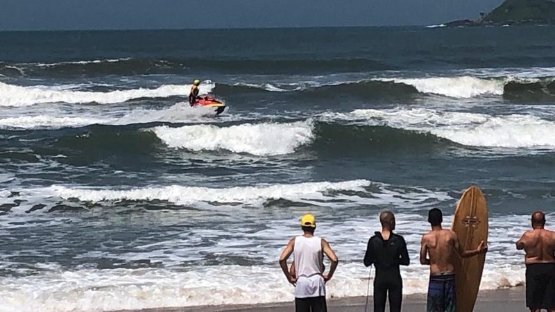Surfista chegou a resgatar o rapaz, mas uma onda os derrubou - CN