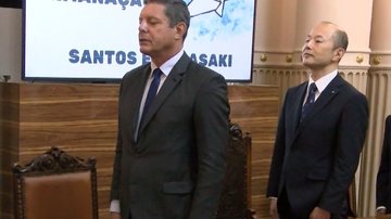 Os prefeitos Rogério Santos e Shiro Suzuki durante a cerimônia - Reprodução TV Cultura