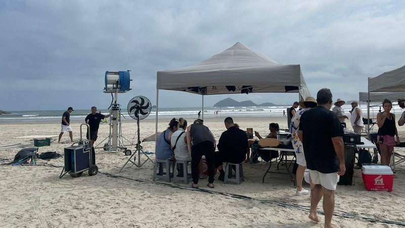Equipes durante gravação de comercial de TV em praia de Bertioga - Imagem: Divulgação / Prefeitura de Bertioga
