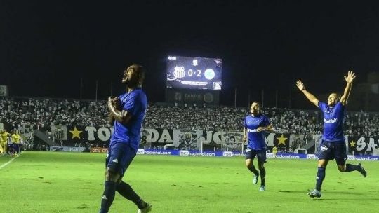 Jogadores do Cruzeiro comemoram um dos três gols da vitória contra o Santos - Correio Braziliense