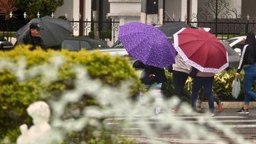 O guarda-chuva deve ser uma presença constante nas bolsas e mochilas esta semana no litoral paulista - Prefeitura de Santos