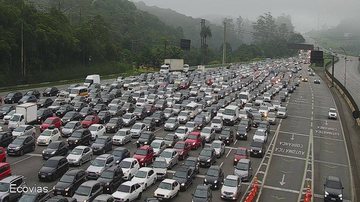 Grande fluxo de veículos é esperado nas rodovias que ligam a capital ao litoral paulista no feriado prolongado - Arquivo Ecovias