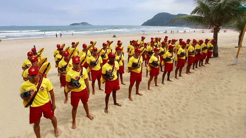 Guarda-vidas durante formação em praia de Guarujá - Imagem: Divulgação / Hygor Abreu / Prefeitura de Guarujá