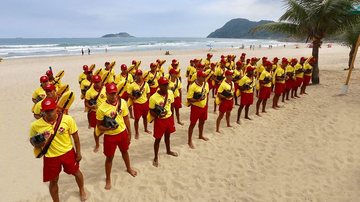 Guarda-vidas durante formação em praia de Guarujá - Imagem: Divulgação / Hygor Abreu / Prefeitura de Guarujá