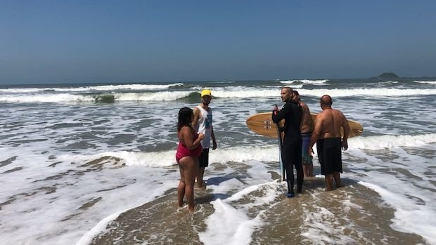 Moradores tentaram ajudar sem êxito rapaz que foi puxado pelo mar na Prainha Branca - Eleni Nogueira