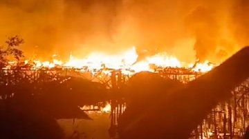 Por volta de 100 habitações foram destruídas pelas chamas na noite de ontem (4) - Reprodução/Redes Sociais