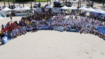 Voluntários durante mutirão de limpeza e conscientização na praia de Santos - Imagem: Divulgação / Raimundo Rosa / Prefeitura de Santos
