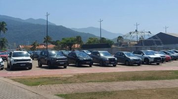 Carros foram multados em local utilizado como estacionamento público pela prefeitura de São Sebastião - Foto: Divulgação