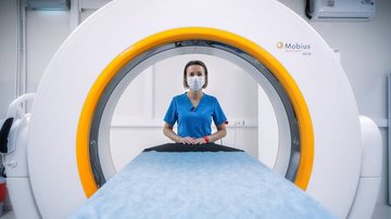 Profissional de saúde em sala de ressonância magnética - Pexels