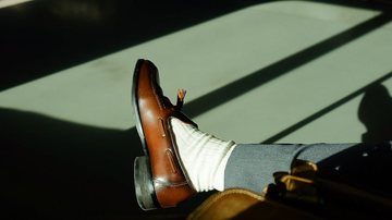 Sapato social marrom com calça de alfaiataria cinza - Pexels