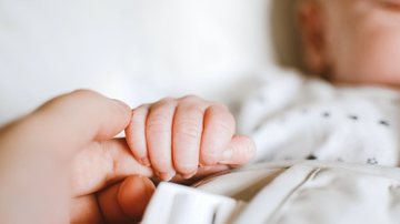 Pessoa segurando a mão de bebê - Pexels