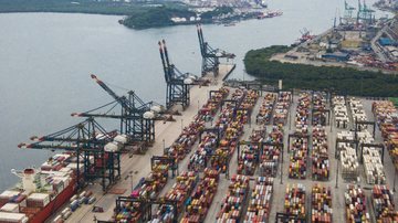 Vista aérea do maior complexo portuário da América Latina - Porto de Santos