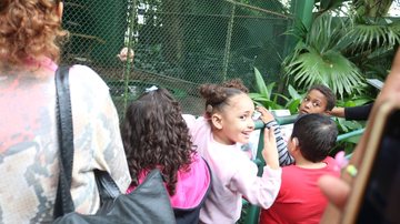 Grupo de crianças com deficiência auditiva durante visita monitorada ao orquidário santista - Imagem: Divulgação / Raimundo Rosa / Prefeitura de Santos