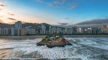 Praia de Santos. Apesar da queda, mercado imobiliário segue em alta no ano - Imagem: Reprodução / @Dronefabiano68