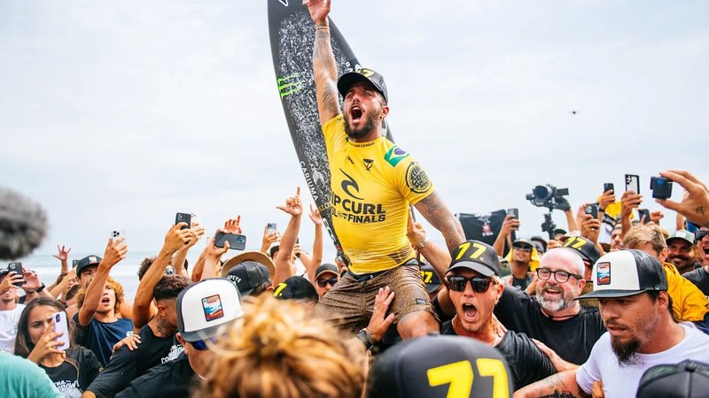 "Foi uma jornada difícil e cheia de desafios, mas eu sempre acreditei em mim", disse o campeão ao sair do mar - Foto: Thiago Diz 022 World Surf League