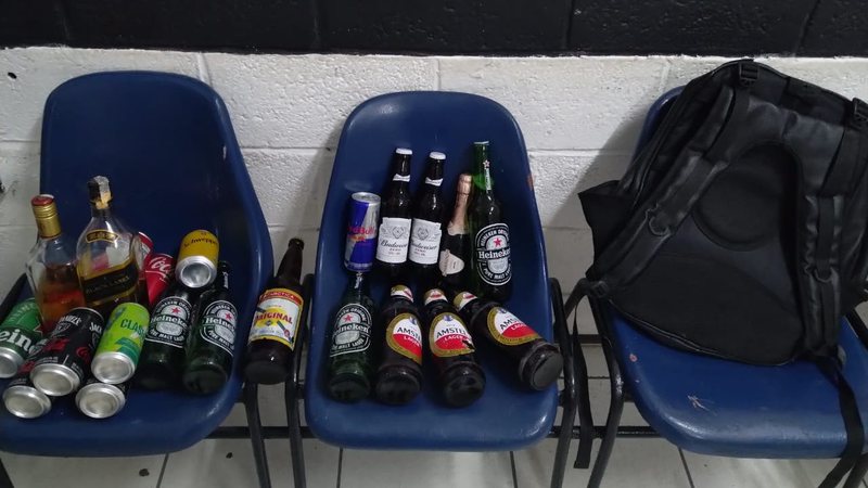 Uma mochila foi encontrada no interior do restaurante contendo bebidas alcoólicas, refrigerantes e os documentos pessoais do infrator - Divulgação/Prefeitura de Bertioga