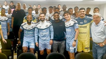Oscar Schmidt recebeu uma camisa do Santos e tirou fotos com o elenco do Peixe. - Raul Baretta/Santos FC