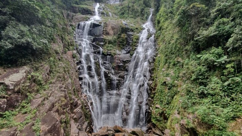 A trilha que leva a cachoeira tem diversos atrativos e paradas em outras quedas no caminho - Fundação Florestal