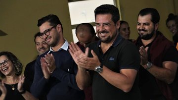 Prefeito de São Sebastião, Felipe Augusto (ao centro), recebe R$ 23,5 mil de renumeração - Foto: Divulgação/ Redes Sociais