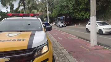 Motociclista morreu após uma colisão frontal com um ônibus de turismo em trecho urbano da rodovia Rio-Santos (SP-55), no bairro Praia Deserta - Foto: Departamento de trânsito/Prefeitura de São Sebastião