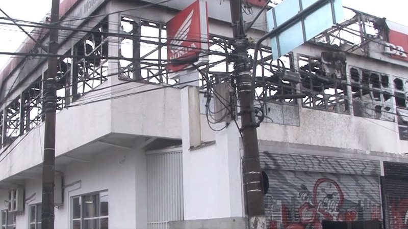 O segundo pavimento da loja ficou destruído - Reprodução TV Cultura
