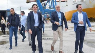 Ministro Silvio Costa Filho caminha pela área do Porto de Santos - Instagram/ perfil Silvio Costa Filho