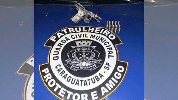 Pistola 380 foi encontrada durante bloqueio realizado em conjunto com a Polícia Militar - Divulgação/Prefeitura de Caraguatatuba