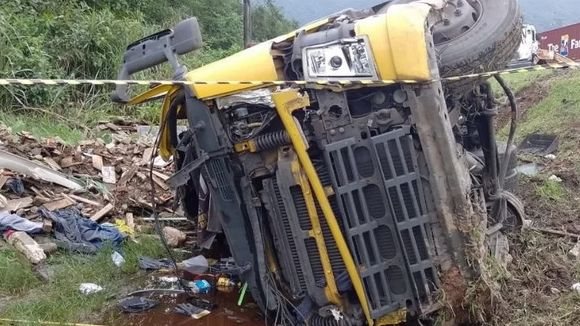 Caminhão ficou destruído após a colisão - Diário do Litoral