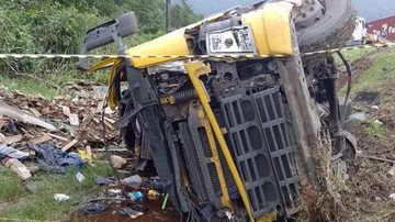Caminhão ficou destruído após a colisão - Diário do Litoral