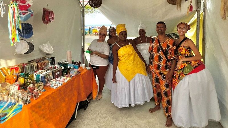 Praticantes de religião afro-brasileira durante feira em Guarujá - Imagem: Divulgação / Hygor Abreu / Prefeitura de Guarujá