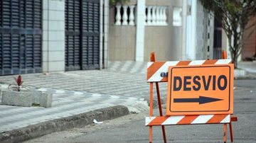 Sinalização informa motoristas que trafegam pelo local - Divulgação/PMG