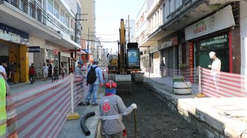 Obras avançam pela rua Amador Bueno, no Centro de Santos - Prefeitura de Santos