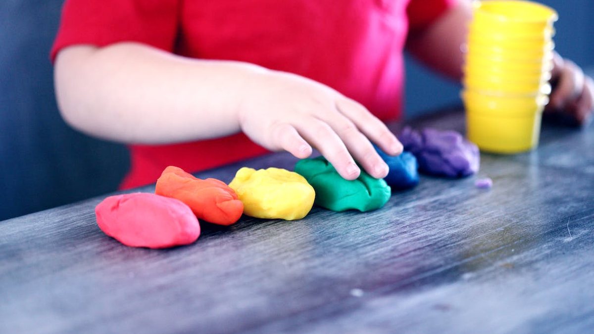 Além disso, com bolas de brinquedo coloridas. jogo de matemática