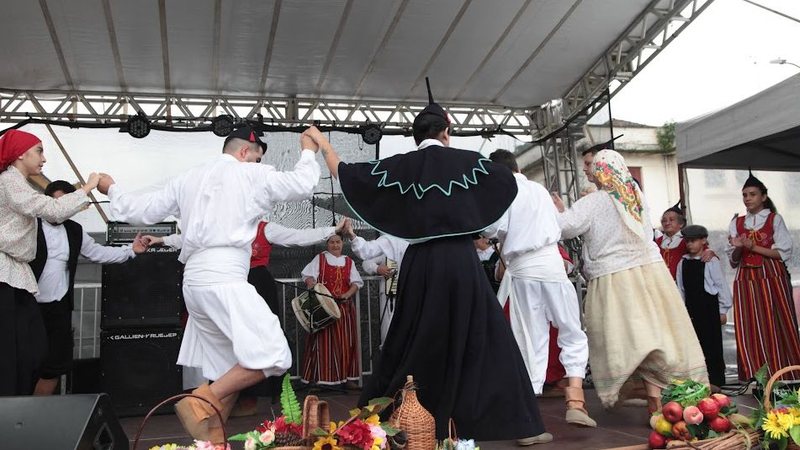 Apresentação de dança tradicional durante festival em Santos - Imagem: Arquivo / Divulgação /  Prefeitura de Santos