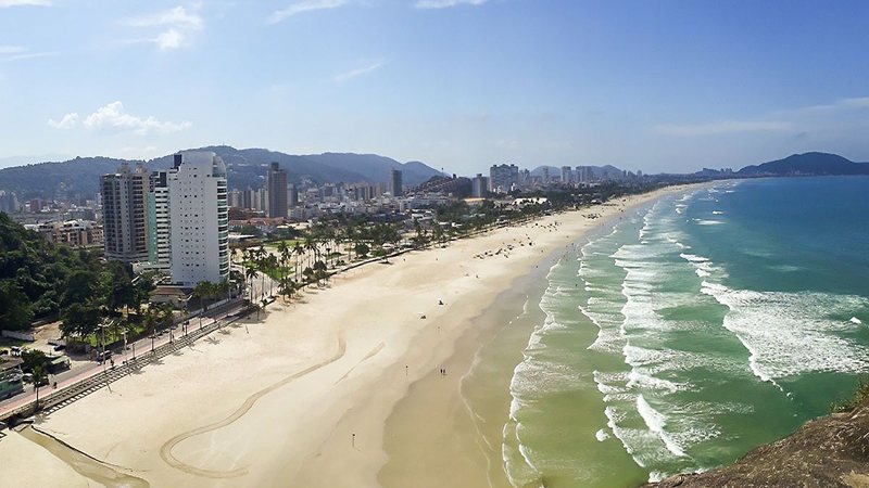 Mercado imobiliário da Baixada Santista apresenta alta acentuada - Imagem: praia da Enseada no Guarujá / CN