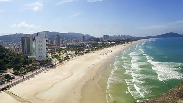 Mercado imobiliário da Baixada Santista apresenta alta acentuada - Imagem: praia da Enseada no Guarujá / CN