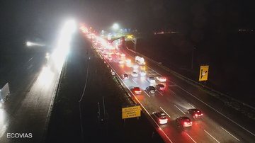 Trecho da rodovia dos Imigrantes na noite desta terça-feira (10) - Imagem: Ecovias