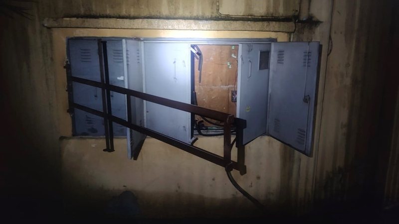 Divulgação/Prefeitura de Santos - Suspeito danificou a tampa da caixa do relógio de energia da igreja