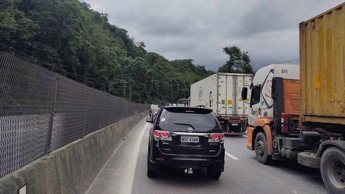 Motoristas chegam a enfrentar uma hora de congestionamento para atravessar trecho em obras - Sergio Oliveira