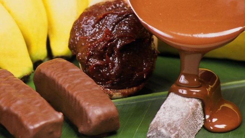A empresa tem fabricação própria de diversos tipos de doces e a sua especialidade são as bananinhas - Bananinha banhada no chocolate produzida artesanalmente - Divulgação Tachão