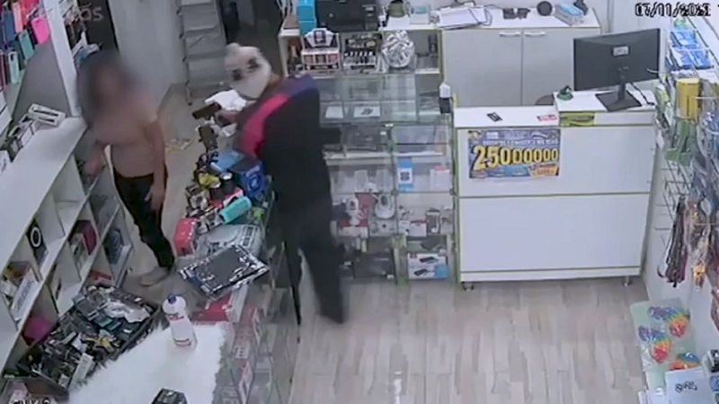 Bandido armado assalta loja de celulares e videogames em Caraguatatuba - Foto: Divulgação