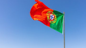 Bandeira de Portugal na haste - Freepik