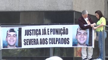Faixa com imagem de Lucas, assassinado em 2018, é estendida em frente ao Fórum de Santos - Reprodução TV Cultura