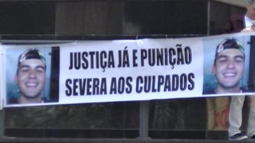 Parentes e amigos de Lucas colocaram uma faixa em frente ao Fórum de Santos - Reprodução TV Cultura
