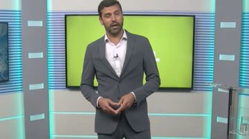 O jornalista Thiago Dantas apresenta o telejornal - Reprodução TV Cultura