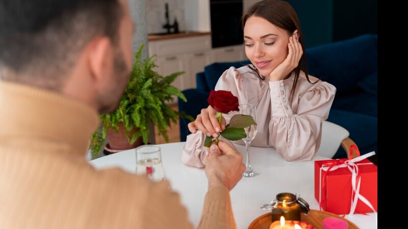 Casal durante jantar romântico - Freepik