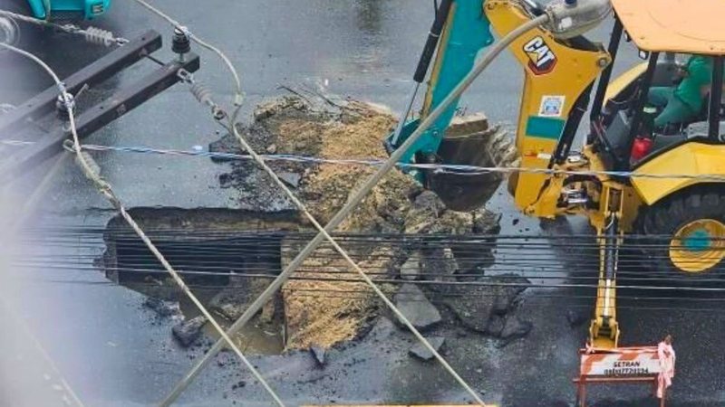 Cratera na avenida Presidente Castelo Branco se abriu na altura do bairro Maracanã - Viver em Santos e Região