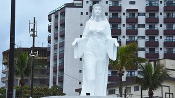 Estátua recebeu uma pintura especial em epóxi na cor branca - Jairo Marques/Prefeitura de Praia Grande