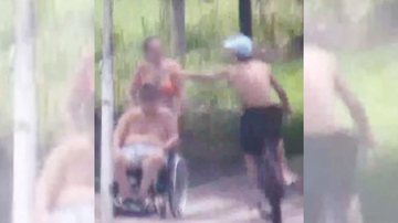 Câmeras do CCO flagraram momento em que jovem puxa corrente do pescoço da mulher - Divulgação/Prefeitura de Santos